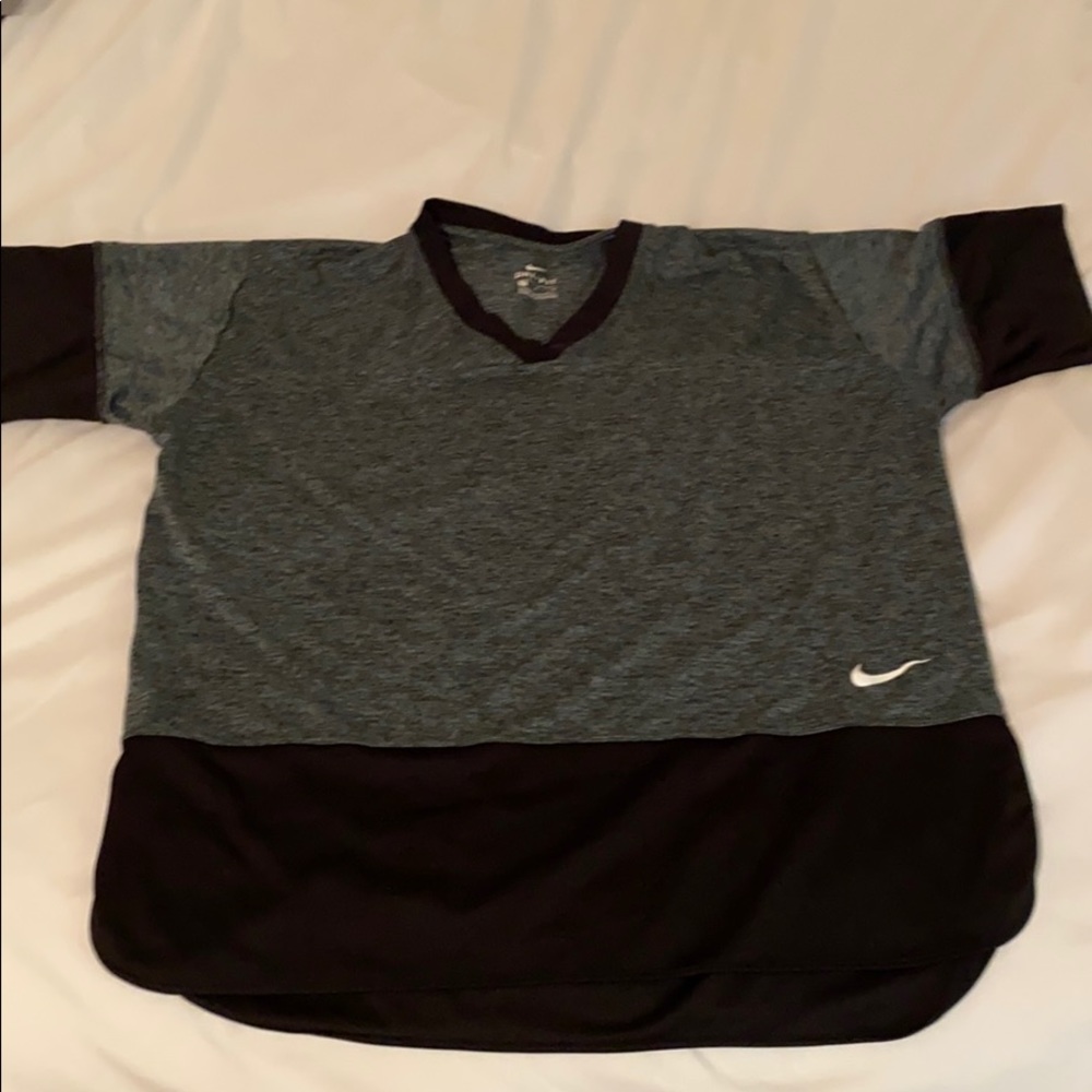 Women’s Nike top